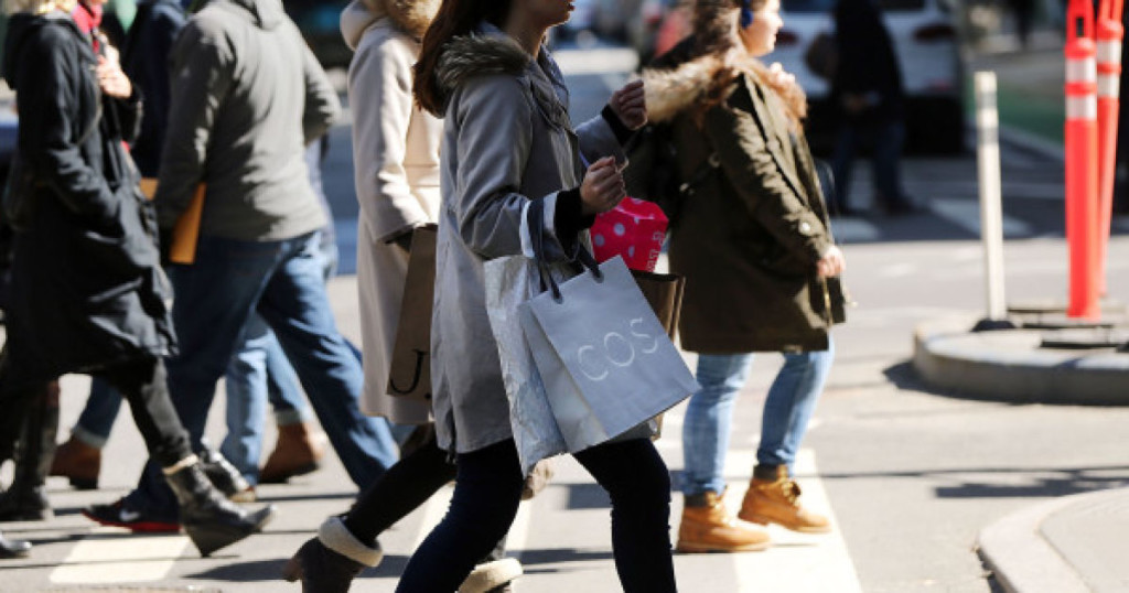 NEW YORK, NY - MARCH 12:  People walk with shopping bags in Manhattan on March 12, 2015 in New York City. For a third straight month in February U.S. retail sales unexpectedly fell according to a report by the Commerce Department released on Thursday. The report said that retail sales dropped 0.6 percent, with receipts falling in almost all categories.  (Photo by Spencer Platt/Getty Images)